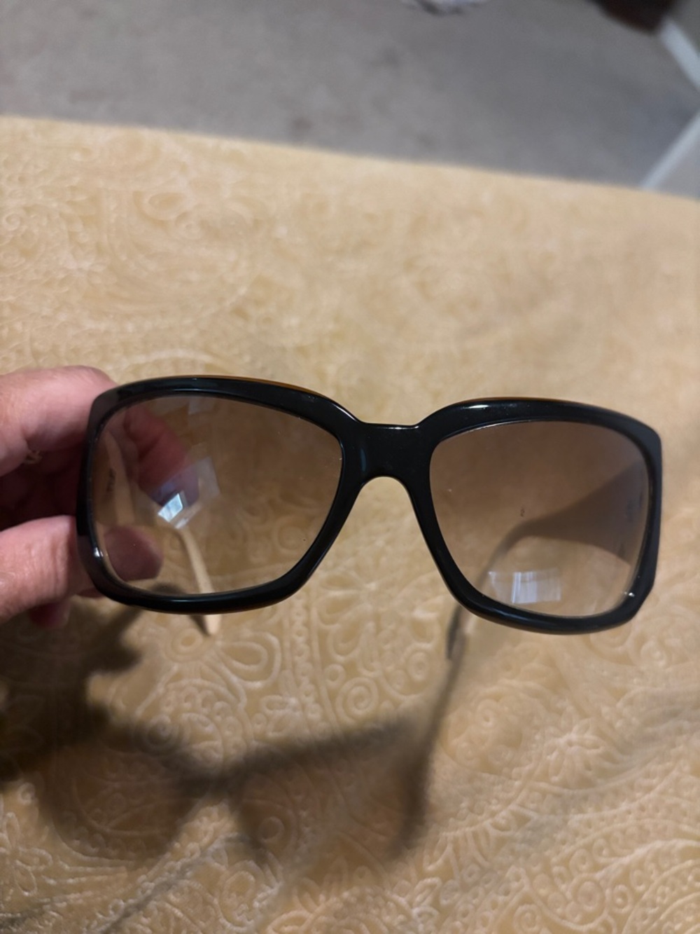 Classic Oversized Black Sunglasses with Brown Gradient Lenses